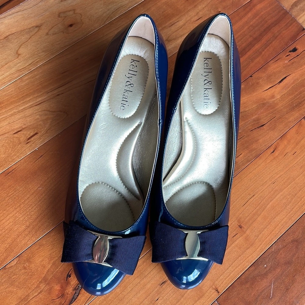 Kelly & Katie Navy Blue heels with bow and gold buckle size 9